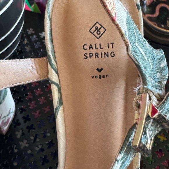 BEAUTIFUL FLORAL SPRING SANDAL PLATFORMS. - Picture 3 of 4